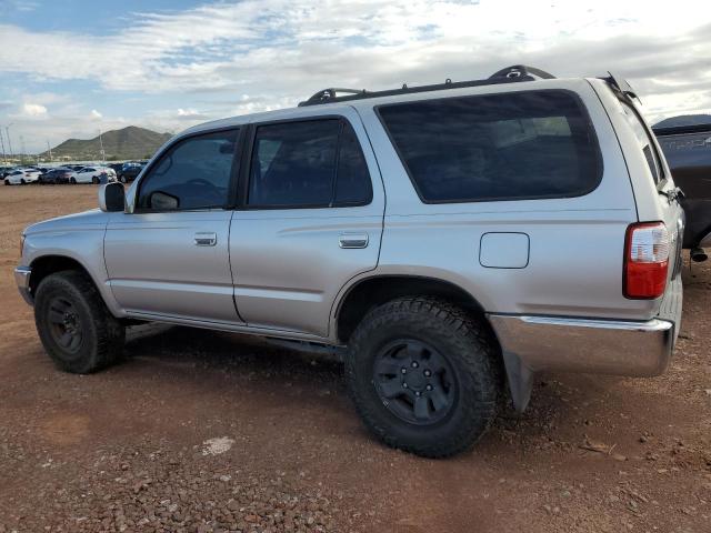 JT3GN86R320258931 - 2002 TOYOTA 4RUNNER SR5 Күміс фото 2