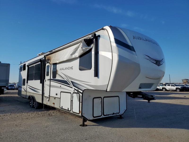 4YDFAVV27NE760755 - 2022 KEYSTONE AVALANCHE ორფეროვანი ფოტო 1