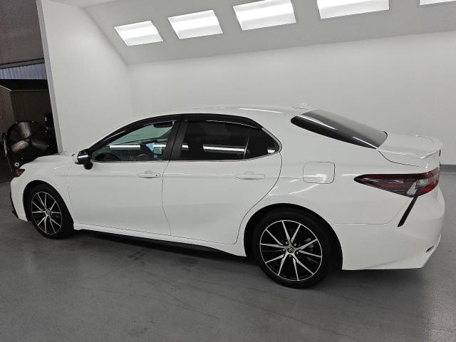 4T1T11AK7NU639486 - 2022 TOYOTA CAMRY SE 白色 照片 2