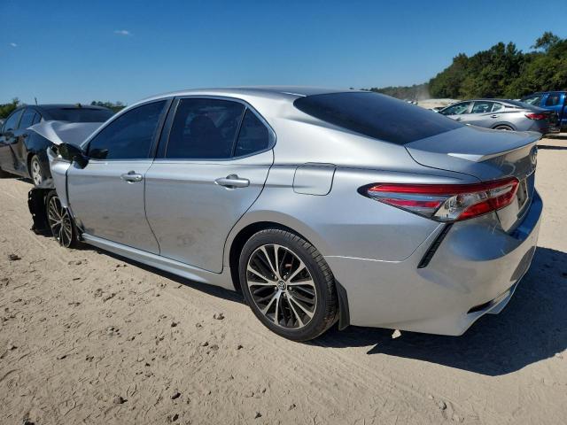 4T1B11HK2JU048056 - 2018 TOYOTA CAMRY L 银色 照片 2