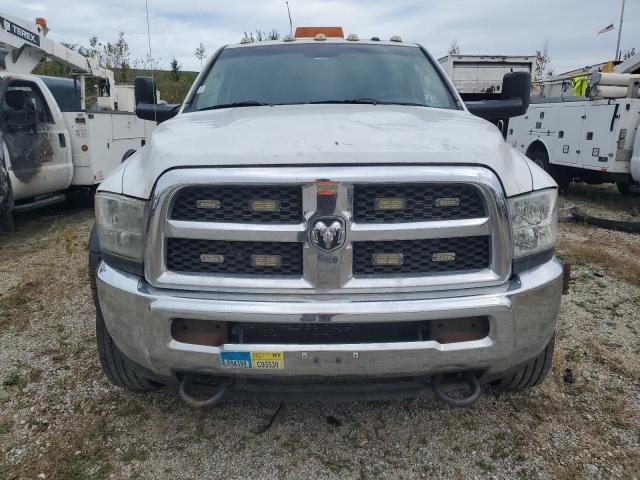 3C7WRMDL2FG647132 - 2015 RAM 5500 Blanc photo 5