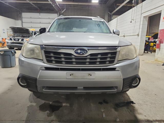 JF2SHADC2DH430052 - 2013 SUBARU FORESTER 2.5X PREMIUM SILVER photo 5