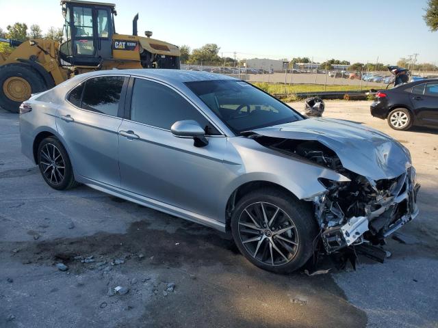 4T1G11AK9RU898973 - 2024 TOYOTA CAMRY SE NIGHT SHADE SILVER photo 4