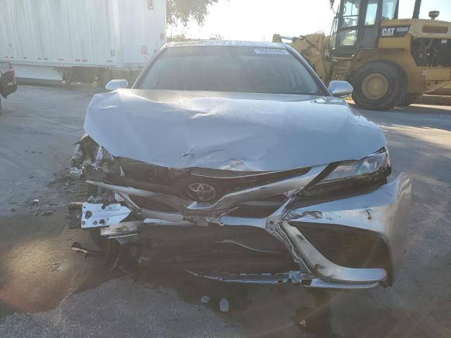 4T1G11AK9RU898973 - 2024 TOYOTA CAMRY SE NIGHT SHADE SILVER photo 5