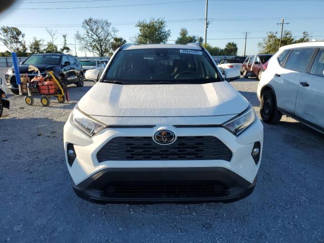JTMW1RFV6KJ004842 - 2019 TOYOTA RAV4 XLE Blanco foto 5