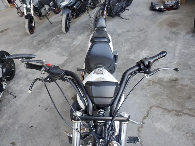 JH2SC6149BK000789 - 2011 HONDA VT1300 CX WHITE photo 5