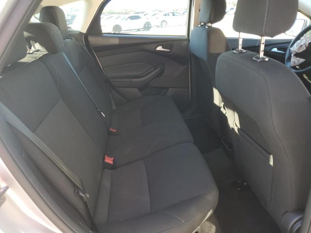 1FADP3K28JL256633 - 2018 FORD FOCUS SE SILVER photo 10