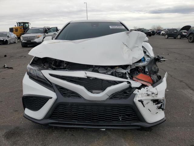 4T1G11AK3RU844763 - 2024 TOYOTA CAMRY SE NIGHT SHADE WHITE photo 5