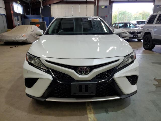 4T1B61HK1JU057431 - 2018 TOYOTA CAMRY XSE WHITE photo 5