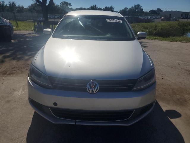 3VWD07AJ7EM223560 - 2014 VOLKSWAGEN JETTA SE 银色 照片 5