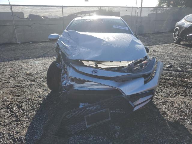 JTDBCMFE7R3050691 - 2024 TOYOTA COROLLA LE 银色 照片 5