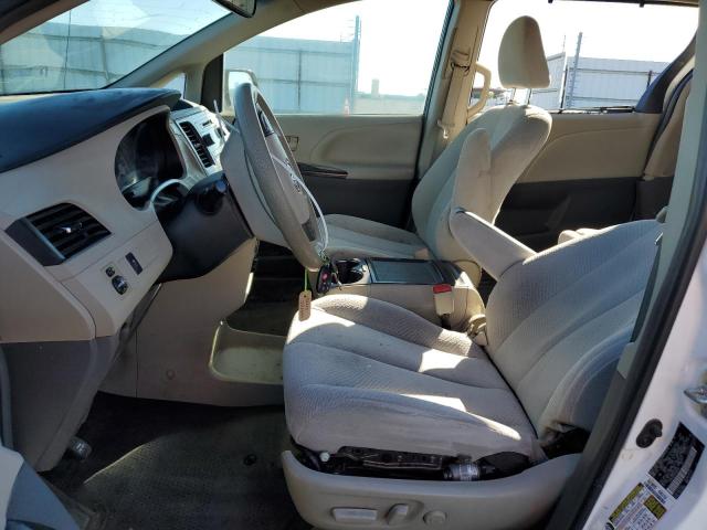 5TDKK3DC0DS365838 - 2013 TOYOTA SIENNA LE WHITE photo 7