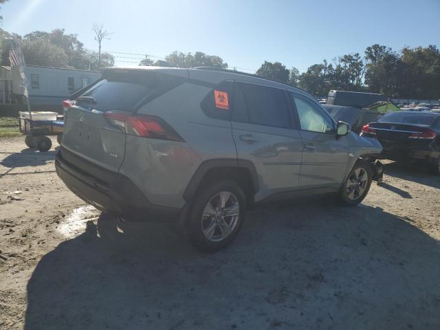 2T3W1RFV2PW245581 - 2023 TOYOTA RAV4 XLE ნაცრისფერი ფოტო 3