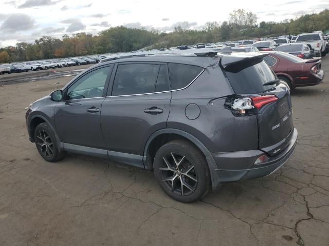 2T3JFREV0HW586329 - 2017 TOYOTA RAV4 SE Сірий фото 2
