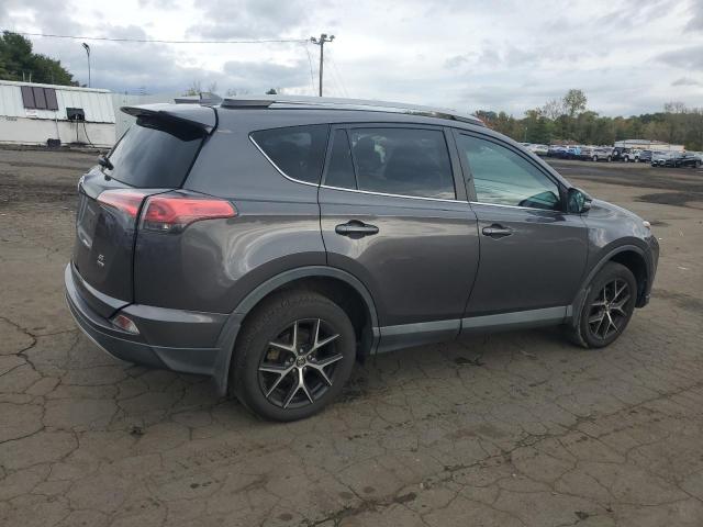 2T3JFREV0HW586329 - 2017 TOYOTA RAV4 SE Сірий фото 3