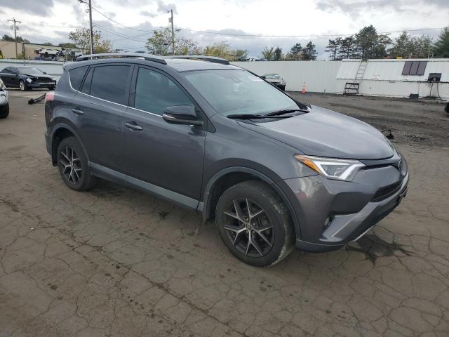 2T3JFREV0HW586329 - 2017 TOYOTA RAV4 SE Сірий фото 4