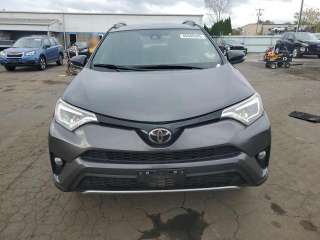 2T3JFREV0HW586329 - 2017 TOYOTA RAV4 SE Сірий фото 5