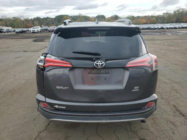 2T3JFREV0HW586329 - 2017 TOYOTA RAV4 SE Сірий фото 6