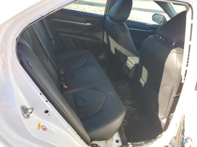 4T1BZ1HK2JU020573 - 2018 TOYOTA CAMRY XSE WHITE photo 10