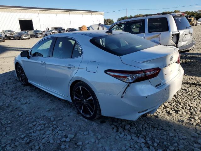4T1BZ1HK2JU020573 - 2018 TOYOTA CAMRY XSE WHITE photo 2