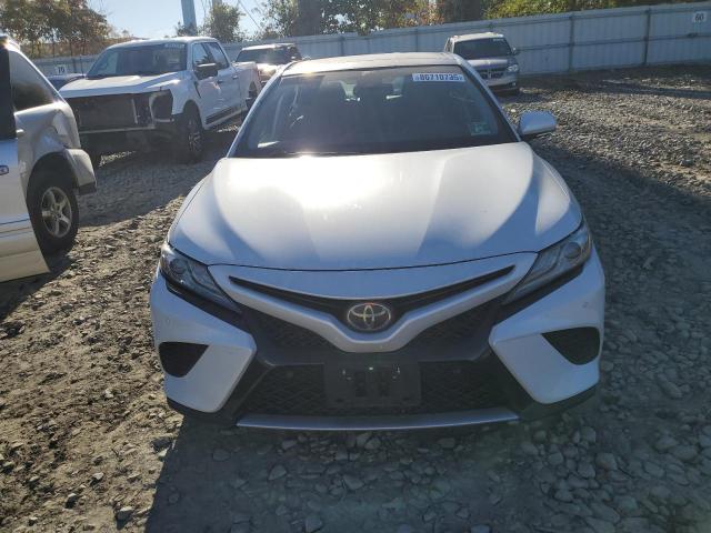 4T1BZ1HK2JU020573 - 2018 TOYOTA CAMRY XSE WHITE photo 5