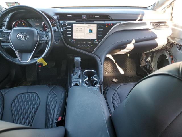 4T1BZ1HK2JU020573 - 2018 TOYOTA CAMRY XSE WHITE photo 8