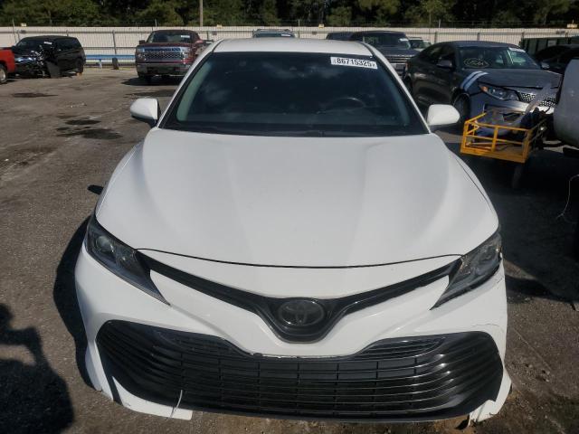 4T1B11HK3JU592288 - 2018 TOYOTA CAMRY L WHITE photo 5