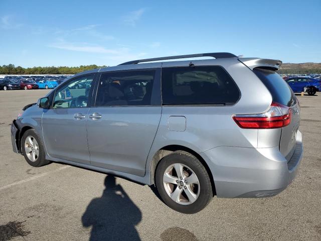 5TDKZ3DC5JS901187 - 2018 TOYOTA SIENNA LE فضي صورة 2