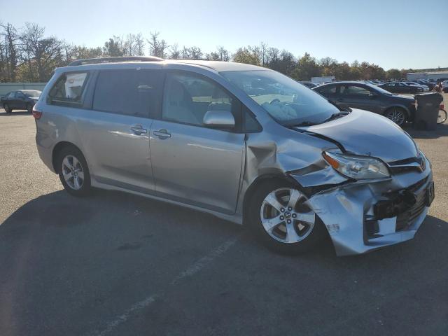 5TDKZ3DC5JS901187 - 2018 TOYOTA SIENNA LE فضي صورة 4