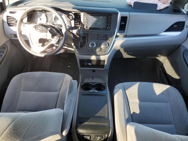 5TDKZ3DC5JS901187 - 2018 TOYOTA SIENNA LE فضي صورة 8
