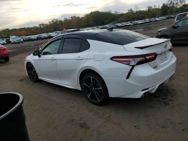 4T1B61HK5JU144085 - 2018 TOYOTA CAMRY XSE WHITE photo 2