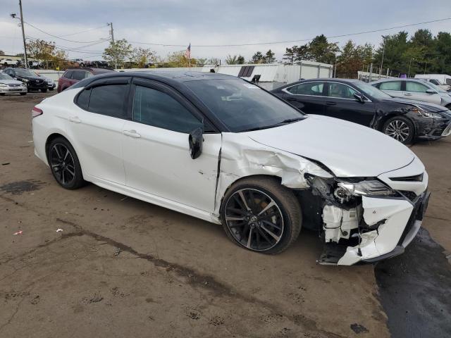 4T1B61HK5JU144085 - 2018 TOYOTA CAMRY XSE WHITE photo 4