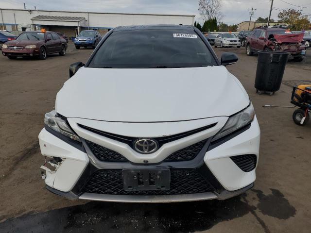 4T1B61HK5JU144085 - 2018 TOYOTA CAMRY XSE WHITE photo 5