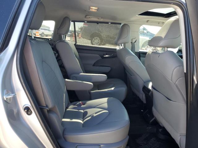 5TDGZRBH2LS513876 - 2020 TOYOTA HIGHLANDER XLE SILVER photo 11