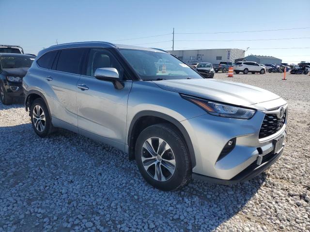 5TDGZRBH2LS513876 - 2020 TOYOTA HIGHLANDER XLE SILVER photo 4