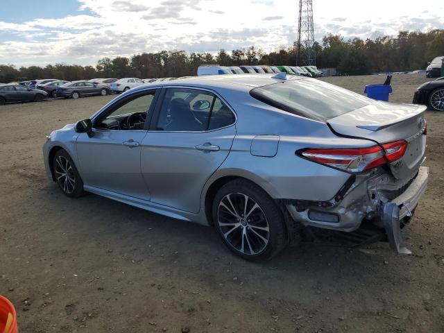 4T1G11AK3LU884235 - 2020 TOYOTA CAMRY SE SILVER photo 2