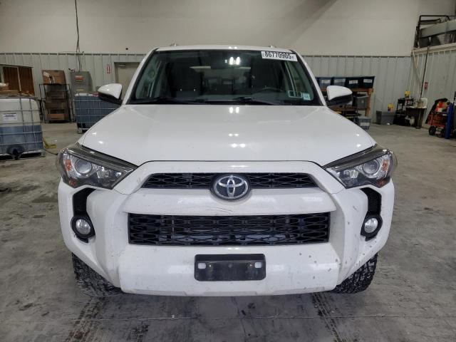 JTEBU5JR8J5517005 - 2018 TOYOTA 4RUNNER SR5/SR5 PREMIUM Biały zdjęcie 5