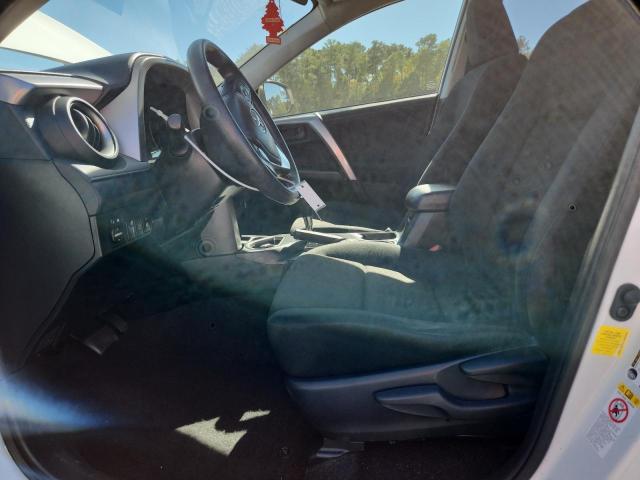 JTMZFREV3JJ202275 - 2018 TOYOTA RAV4 LE Weiß Foto 7