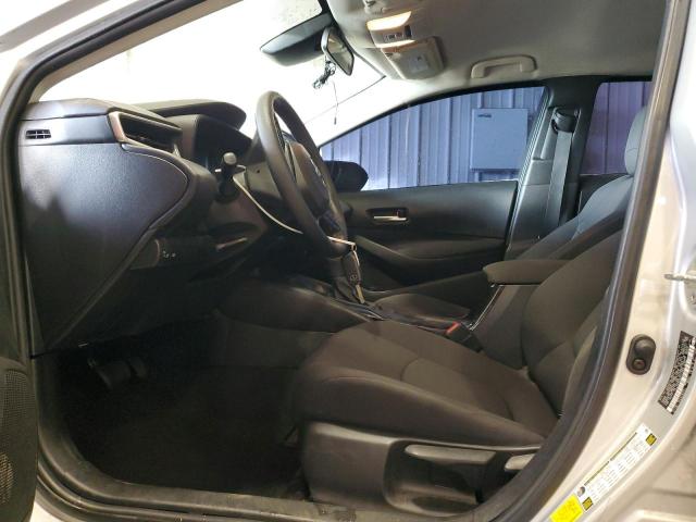 5YFEPRAE7LP071030 - 2020 TOYOTA COROLLA LE ვერცხლისფერი ფოტო 7