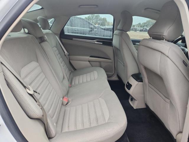 3FA6P0HD5JR228628 - 2018 FORD FUSION SE Blanco foto 10