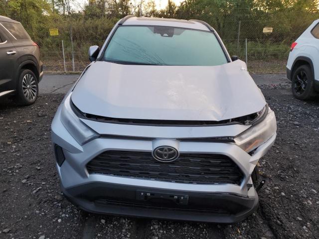 4T3RWRFV2SU187236 - 2025 TOYOTA RAV4 XLE SILVER photo 5