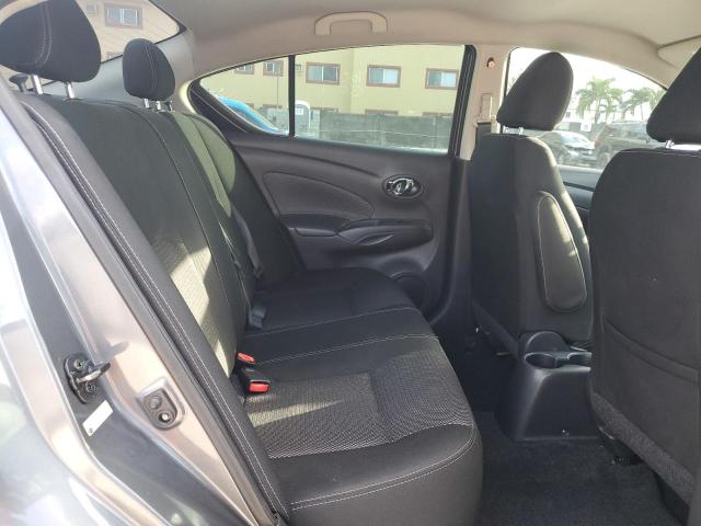 3N1CN7AP9JL861123 - 2018 NISSAN VERSA S Gris photo 10