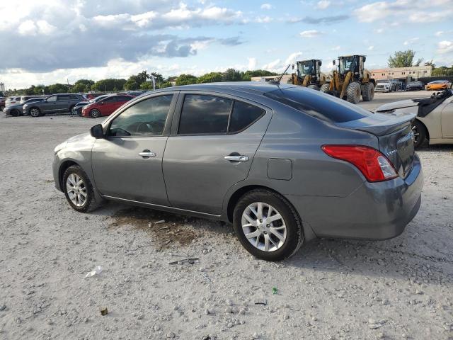 3N1CN7AP9JL861123 - 2018 NISSAN VERSA S Gris photo 2
