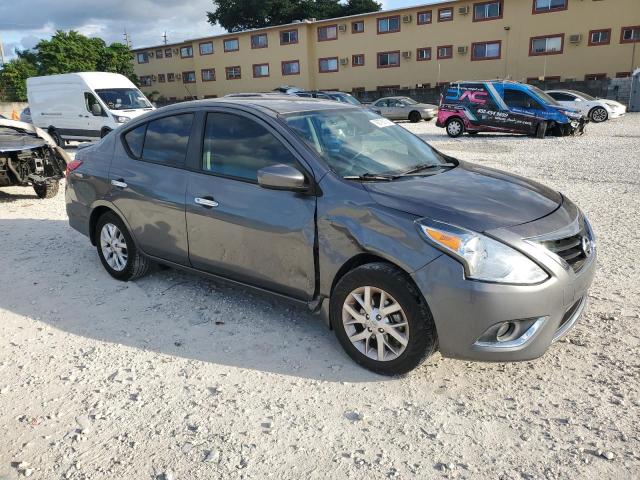 3N1CN7AP9JL861123 - 2018 NISSAN VERSA S Gris photo 4