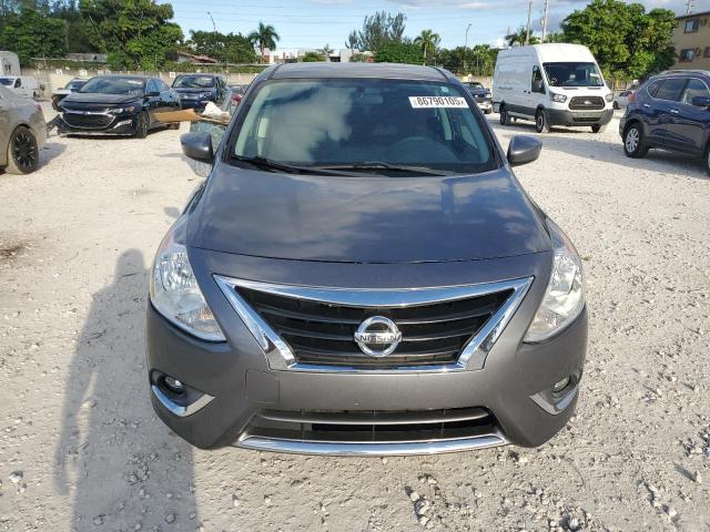 3N1CN7AP9JL861123 - 2018 NISSAN VERSA S Gris photo 5