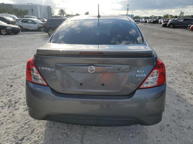 3N1CN7AP9JL861123 - 2018 NISSAN VERSA S Gris photo 6