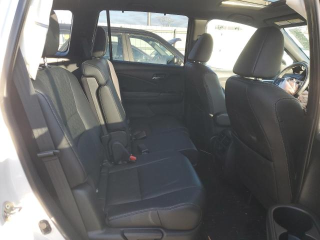 5FNYF8H57KB029404 - 2019 HONDA PASSPORT EXL WHITE photo 11