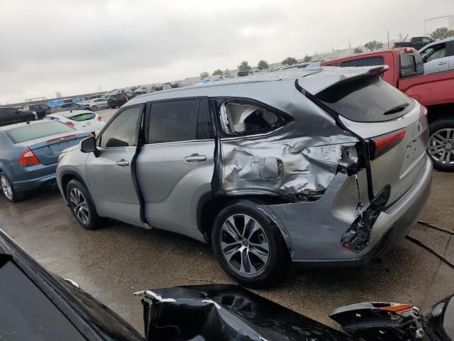 5TDGZRAH2NS103941 - 2022 TOYOTA HIGHLANDER XLE SILVER photo 2