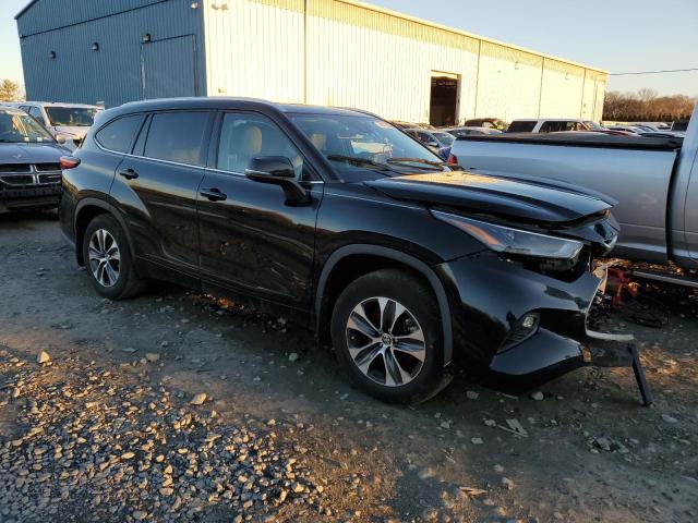 5TDGZRBH5NS176851 - 2022 TOYOTA HIGHLANDER XLE BLACK photo 4