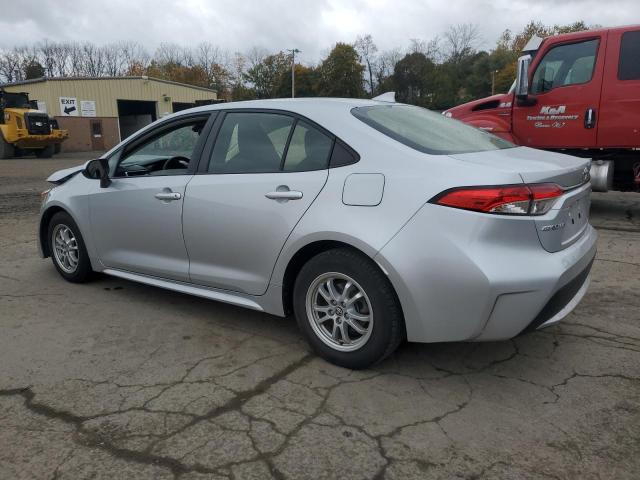 JTDEAMDE5NJ043931 - 2022 TOYOTA COROLLA LE SILVER photo 2